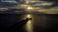 egini potret matahari terbit pada 6 Juli lalu di Dermaga Scharbeutz, Jerman.