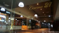 Bioskop yang berada di salah satu mal Jakarta ini pun terlihat masih sepi. Pandemi Covid-19 mengakibatkan ditutupnya tempat hiburan, termasuk bioskop.