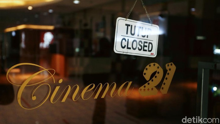 Seluruh bioskop akan dibuka kembali pada Rabu (29/7/2020) Para penikmat film pun kini menanti dibukanya kembali bioskop Indonesia. Saat ini Cinema 21 yang berada di salah satu mal Jakarta terlihat masih sepi. Pandemi Covid-19 mengakibatkan ditutupnya tempat hiburan, termasuk bioskop.