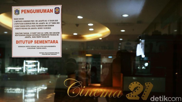 Seluruh bioskop akan dibuka kembali pada Rabu (29/7/2020) Para penikmat film pun kini menanti dibukanya kembali bioskop Indonesia. Saat ini Cinema 21 yang berada di salah satu mal Jakarta terlihat masih sepi. Pandemi Covid-19 mengakibatkan ditutupnya tempat hiburan, termasuk bioskop.
