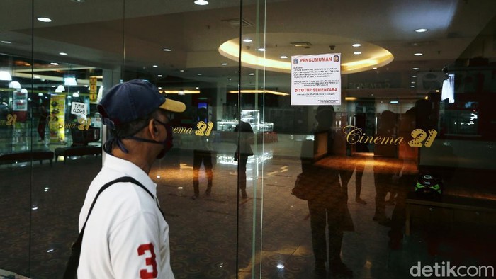 Menanti Dibukanya Kembali Biskop Indonesia Seluruh bioskop akan dibuka kembali pada Rabu (29/7/2020) Para penikmat film pun kini menanti dibukanya kembali bioskop Indonesia. Saat ini Cinema 21 yang berada di salah satu mal Jakarta terlihat masih sepi. Pandemi Covid-19 mengakibatkan ditutupnya tempat hiburan, termasuk bioskop.