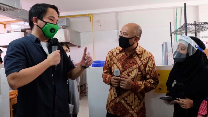 Menkop Tinjau Dapur Bersama Menteri Koperasi dan UKM Teten Masduki meninjau Dapur Bersama GoFood di era New Normal. Menkop bicara mengenai akselerasi pertumbuhan usaha UMKM kuliner.