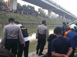 Mobil Nyemplung di Kalimalang, Anak 3 Tahun yang Hanyut Belum Ditemukan