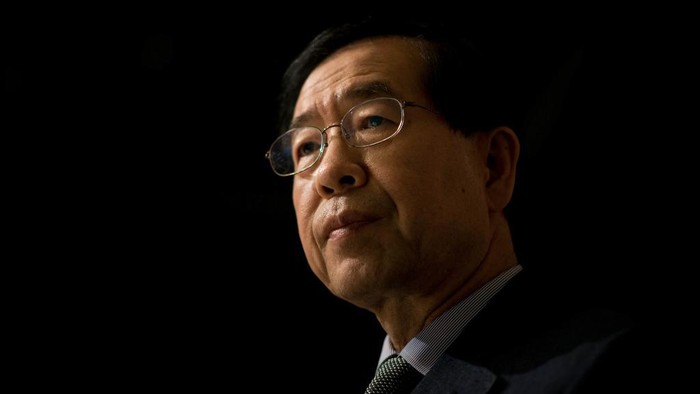 (FILES) This file photo taken on May 26, 2014 shows Seoul mayor Park Won-Soon attending an interview with AFP in Seoul. - Seouls outspoken mayor Park Won-soon, long seen as a potential South Korean presidential candidate, was found dead on July 10, 2020, police said. He was 64. A former Seoul City employee filed a police complaint -- allegedly involving sexual harassment -- against him on July 8. Parks body was found on a mountain in northern Seoul, police said, after a search by hundreds of officers. (Photo by Ed JONES / AFP)
