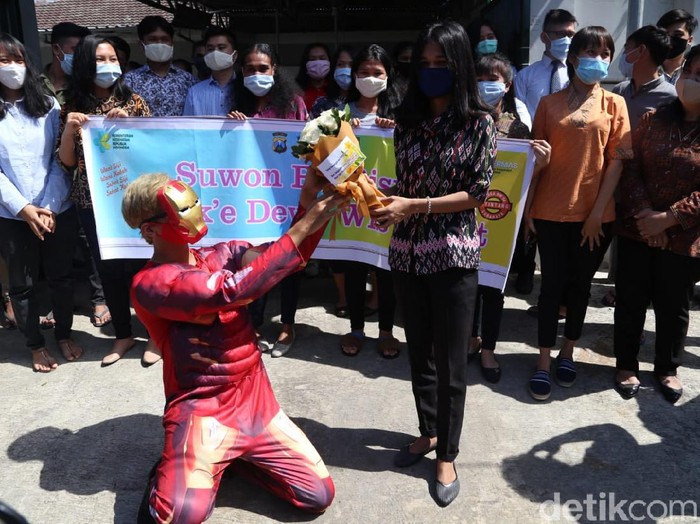 Puluhan mahasiswa di Asrama Jalan Ketintang Madya 66 sudah dinyatakan sembuh dari COVID-19. Mereka sembuh setelah tiga bulan menjalani isolasi mandiri.