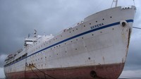 Peter Knego yang mengambil foto kapal MV Serenade ini di tempat pembongkaran kapal Alang, India pada 2008. Armada ini sebelumnya adalah kapal laut Prancis, Jean Mermoz.