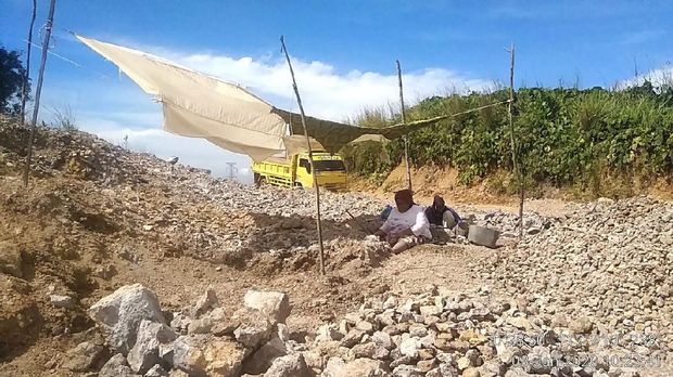 Penambangan batu gamping di Bukit Batu Putih (Foto: Istimewa)