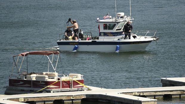 Members of Ventura County Sheriff's Office Underwater Search and Rescue Team search for former 
