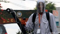 Pantauan detikcom, Jumat (10/7/2020) penyemprotan dilakukan di Jalan Kapten Abdul Hamid atau jalan pemukiman yang menuju pintu belakang Secapa AD.