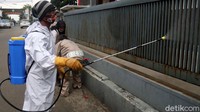 Sejumlah warga diterjunkan, untuk melakukan penyemprotan disinfektan langsung di pemukiman tersebut.