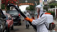 Warga yang tinggal di sekitar Sekolah Calon Perwira Angkatan Darat (Secapa AD), Kecamatan Cidadap, Kota Bandung melakukan penyemprotan disinfekatan di sekitar pemukiman, Jumat (10/7/2020).