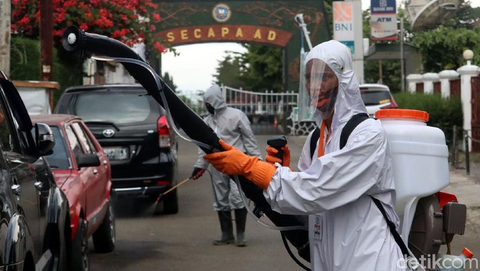 Warga yang tinggal di sekitar Secapa AD, Kota Bandung melakukan penyemprotan disinfekatan di sekitar pemukiman. Hal itu dilakukan guna cegah COVID-19.