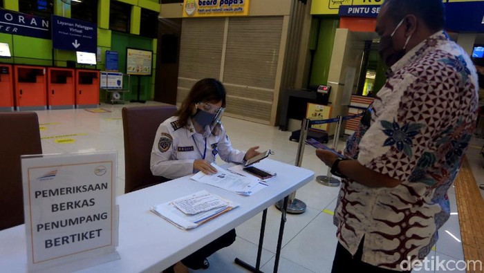 Pembatasan aktivitas mulai dilonggarkan di masa PSBB Transisi. Meski begitu, protokol kesehatan wajib diterapkan di sejumlah ruang publik termasuk stasiun.