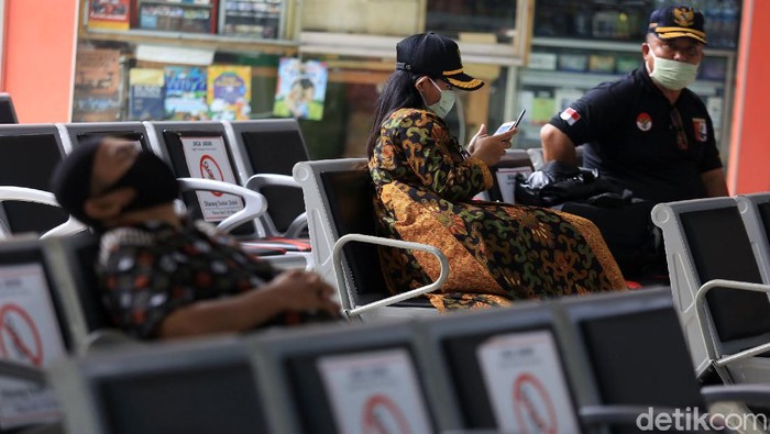 Pembatasan aktivitas mulai dilonggarkan di masa PSBB Transisi. Meski begitu, protokol kesehatan wajib diterapkan di sejumlah ruang publik termasuk stasiun.