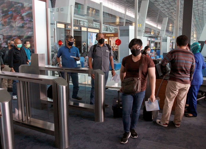 Calon penumpang dengan menerapkan jaga jarak bersiap menaiki pesawat di Terminal 3 Bandara Soekarno-Hatta, Tangerang, Banten, Jumat (10/7/2020. Pada masa tatanan normal baru lalu lintas penerbangan di Bandara Soekarno-Hatta mulai meningkat pada bulan ini. Periode 1-5 Juli 2020, rata-rata penerbangan sebanyak 355 penerbangan per hari, naik dibandingkan pada 1-30 Juni 2020 rata-rata 243 penerbangan per hari.