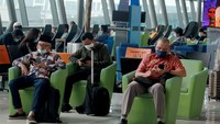 Meskipun demikian protokol kesehatan tetap harus dijalankan dan dilaksanakan dengan baik, guna menekan laju penyebaran COVID-19 di sarana publik dan maskapai transportasi udara. Foto: dok. AP II