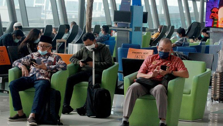 PENINGKATAN PENERBANGAN PADA MASA NORMAL BARU Calon penumpang dengan menerapkan jaga jarak bersiap menaiki pesawat di Terminal 3 Bandara Soekarno-Hatta, Tangerang, Banten, Jumat (10/7/2020. Pada masa tatanan normal baru lalu lintas penerbangan di Bandara Soekarno-Hatta mulai meningkat pada bulan ini. Periode 1-5 Juli 2020, rata-rata penerbangan sebanyak 355 penerbangan per hari, naik dibandingkan pada 1-30 Juni 2020 rata-rata 243 penerbangan per hari.