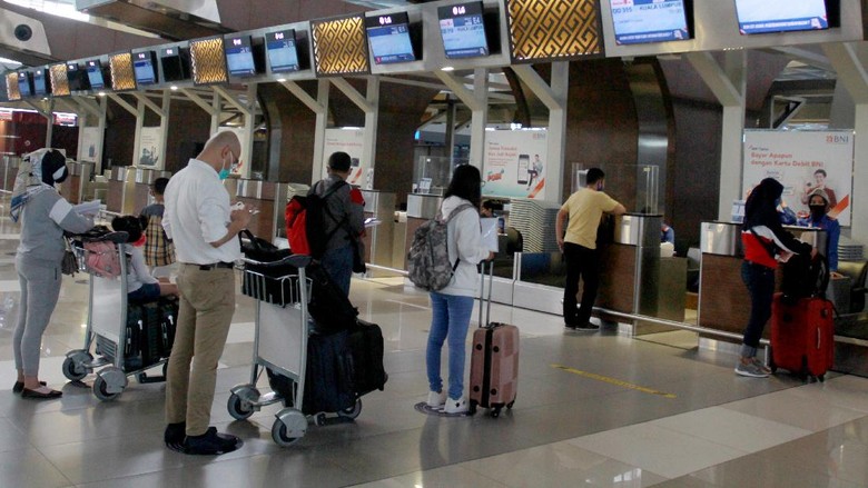 PENINGKATAN PENERBANGAN PADA MASA NORMAL BARU Calon penumpang dengan menerapkan jaga jarak bersiap menaiki pesawat di Terminal 3 Bandara Soekarno-Hatta, Tangerang, Banten, Jumat (10/7/2020. Pada masa tatanan normal baru lalu lintas penerbangan di Bandara Soekarno-Hatta mulai meningkat pada bulan ini. Periode 1-5 Juli 2020, rata-rata penerbangan sebanyak 355 penerbangan per hari, naik dibandingkan pada 1-30 Juni 2020 rata-rata 243 penerbangan per hari.