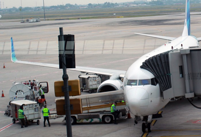 Calon penumpang dengan menerapkan jaga jarak bersiap menaiki pesawat di Terminal 3 Bandara Soekarno-Hatta, Tangerang, Banten, Jumat (10/7/2020. Pada masa tatanan normal baru lalu lintas penerbangan di Bandara Soekarno-Hatta mulai meningkat pada bulan ini. Periode 1-5 Juli 2020, rata-rata penerbangan sebanyak 355 penerbangan per hari, naik dibandingkan pada 1-30 Juni 2020 rata-rata 243 penerbangan per hari.
