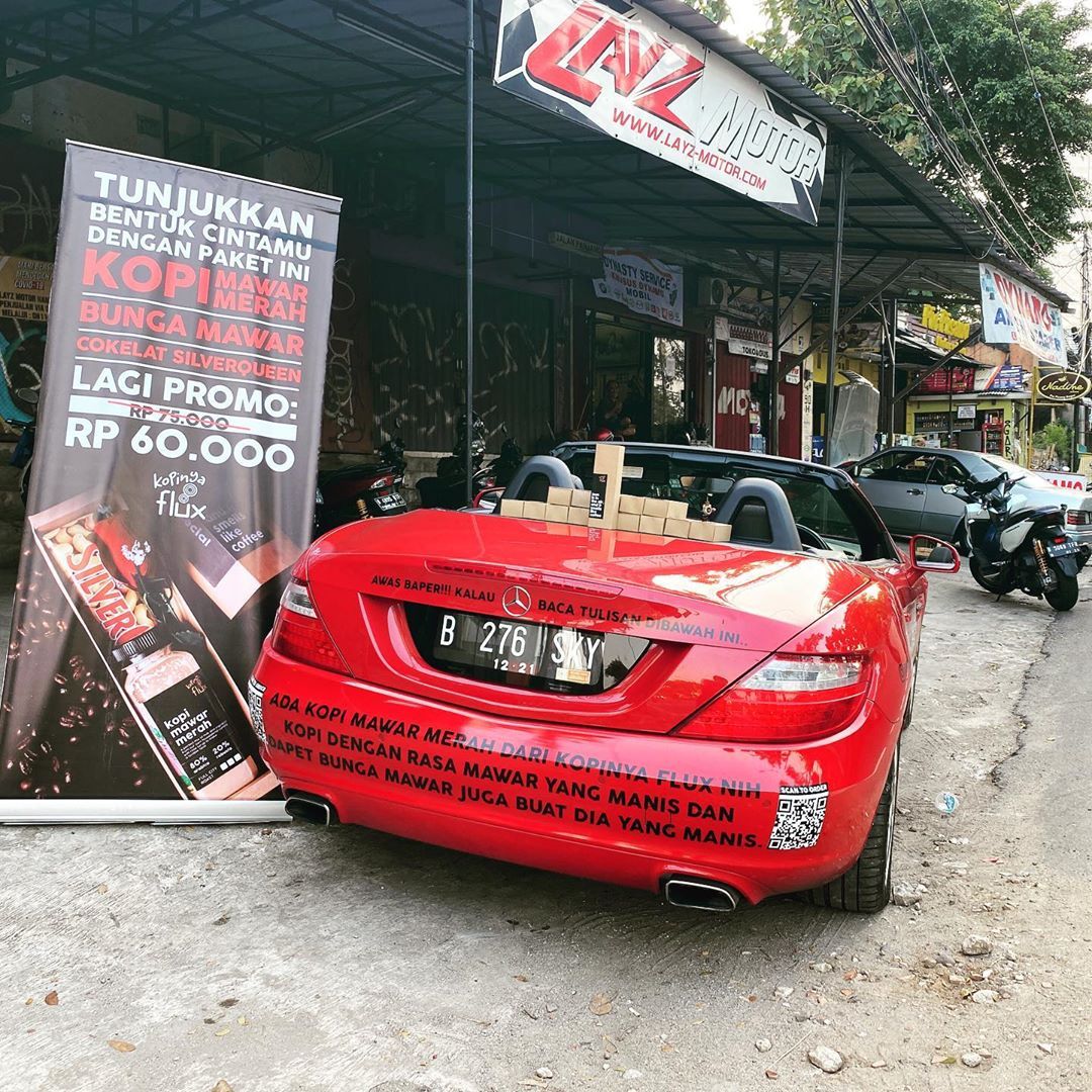 Viral! Penjual Kopi Gunakan Mercy Dua Pintu Rp 650 Juta untuk Jualan