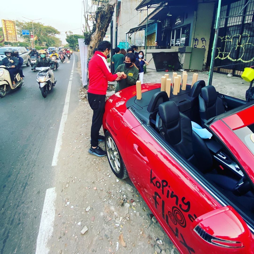 Viral Penjual Kopi Pakai Mobil Mewah