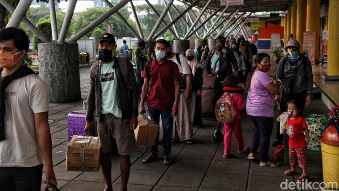 Hari ini Kapal KM Kelud milik Pelni mulai mengangkut penumpang di Terminal Penumpang Pelabuhan Priok pasca PSBB selama 3 bulan.