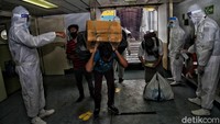 Di dalam kapal, pemeriksaan kembali dilakukan.
