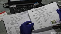 Biasanya pemeriksaan dokumen itu dilakukan 1 atau 2 jam sebelum keberangkatan. Saat era new normal, penumpang harus membeli tiket secara on the spot dan memperlihatkan surat rapid rest agar masa surat tersebut tidak terlampau terlalu jauh.