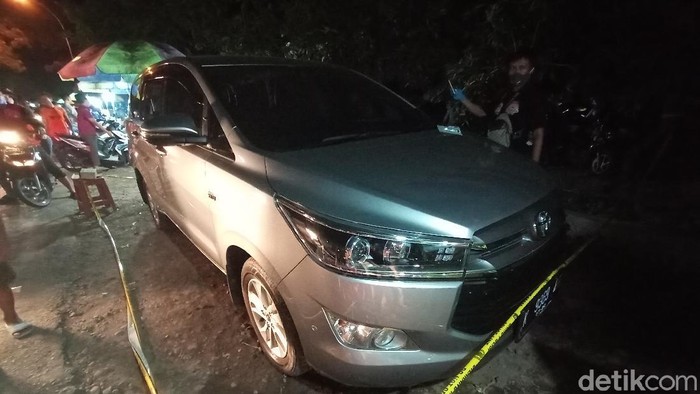 Petugas Inafis Polres Kudus memeriksa mobil yang terparkir di Jalan Getas Pejaten, Kecamatan Jati, Kudus, Jumat (10/7/2020).