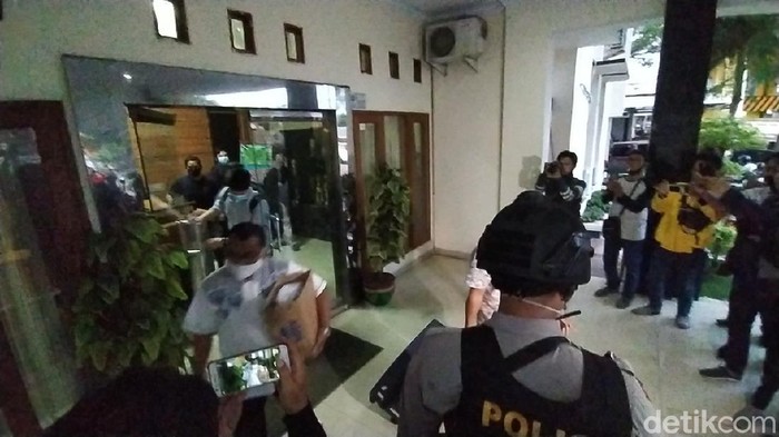 Petugas KPK menyita sejumlah barang bukti dari penggeledahan di Banjar