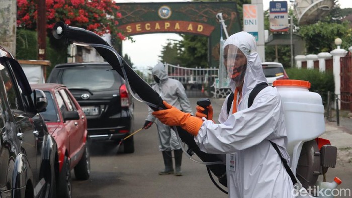 Petugas melakukan penyemprotan di pemukiman warga sekitar Secapa AD