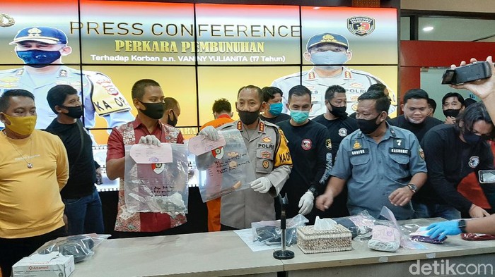 Polisi menunjukkan barang bukti di Mapolreatabes Palembang (Raja Adil Siregar/detikcom)