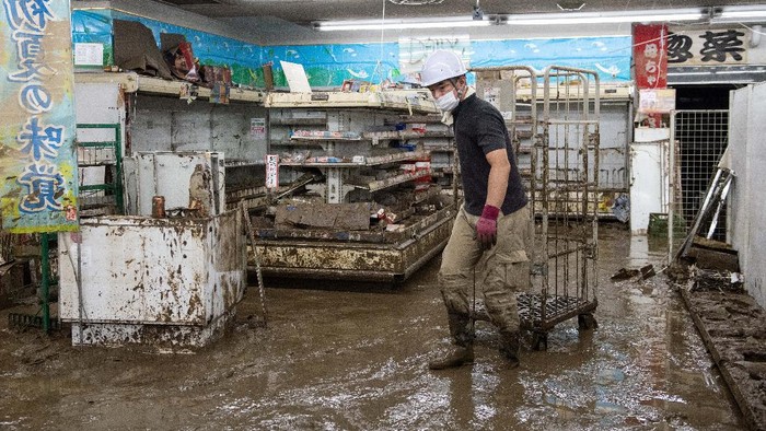 HITOYOSHI, JAPAN - JULY 09: A supermarket lies ruined after torrential rain caused the nearby Kuma River to burst its banks and submerge the area, on July 9, 2020 in Hitoyoshi, Japan. At least 60 people are believed to be dead and many missing after unprecedented torrential rainfall in central Japan caused 59 rivers to overflow while around 180 mudslides have occurred in 23 prefectures. (Photo by Carl Court/Getty Images)