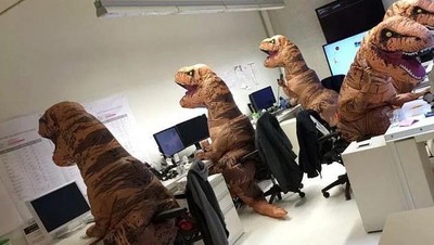 Deretan Foto Prank Lucu Bukti Jahilnya Karyawan Kantor, Kamu Pernah Alami?