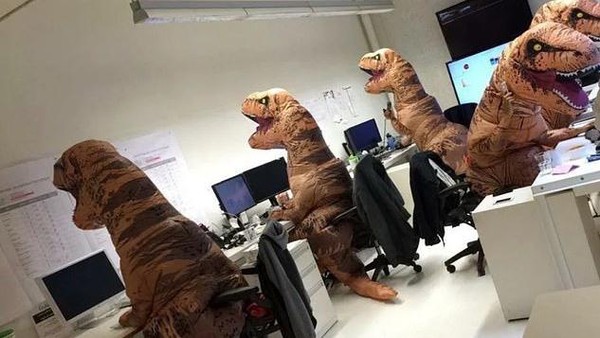 Deretan Foto Prank Lucu Bukti Jahilnya Karyawan Kantor, Kamu Pernah Alami?