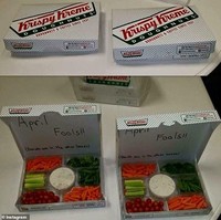 Kalau dilihat dari kotaknya sih itu kotak donat. Tapi kalau dibuka, hasilnya kok berbeda dan tidak sesuai ya.. Benar-benar jahil banget ya orang yang mengisi kotak donatnya dengan sayur-sayuran. Foto: Instagram