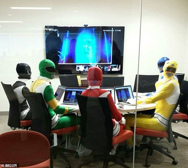 Mungkin maksudnya agar pekerjaan kantor jadi terlihat lebih menyenangkan kali ya, makanya para karyawannya memutuskan untuk rapat dengan menggunakan kostum Power Rangers. Bagaimana menurutmu? Foto: dok. IMGUR