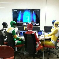 Mungkin maksudnya agar pekerjaan kantor jadi terlihat lebih menyenangkan kali ya, makanya para karyawannya memutuskan untuk rapat dengan menggunakan kostum Power Rangers. Bagaimana menurutmu? Foto: dok. IMGUR