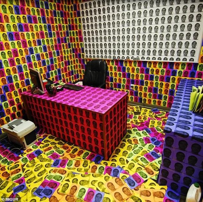 Lagi-lagi si bos yang menjadi sasaran prank dari para karyawannya. Untuk merayakan April Fool, para karyawan jahil itu menempel dan menyebarkan foto-foto si bos di seluruh sisi ruang kerjanya. Foto: dok. IMGUR