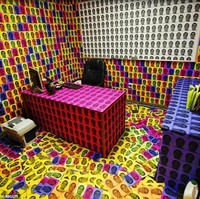 Lagi-lagi si bos yang menjadi sasaran prank dari para karyawannya. Untuk merayakan April Fool, para karyawan jahil itu menempel dan menyebarkan foto-foto si bos di seluruh sisi ruang kerjanya. Foto: dok. IMGUR