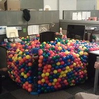 Kalau dipenuhi bola warna-warni seperti ini, gimana cara untuk duduk dan bekerjanya nih? Tapi sejujurnya ini terlihat sangat menyenangkan bukan? Foto: dok. IMGUR