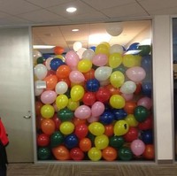 Ini adalah salah satu foto prank yang dilakukan oleh para karyawan untuk bosnya pada perayaan April Fool. Ruangan si bos diisi dengan puluhan balon berwarna-warna. Kamu berani nggak bikin prank seperti ini juga untuk bosmu? Foto: dok. IMGUR