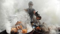 Pekerja mengemas arang batok ke dalam karung di Kuala Jambi, Tanjungjabung Timur, Jambi, Jumat (10/7/2020). 