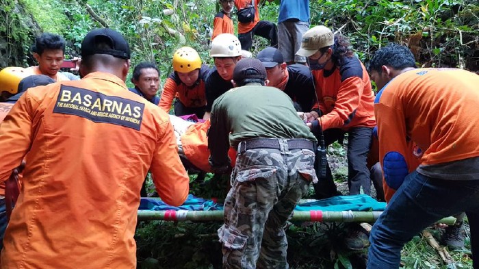 Proses evakuasi Bunga (60), petani yang 4 hari hilang di hutan Bukit Buakang, Desa Panaikang, Sinjai, Sulsel (dok. Istimewa)