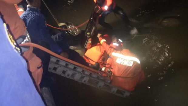 Proses evakuasi mobil nyemplung di Sungai Kalimalang, Bekasi.