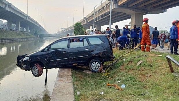 Proses evakuasi mobil nyemplung di Sungai Kalimalang, Bekasi.