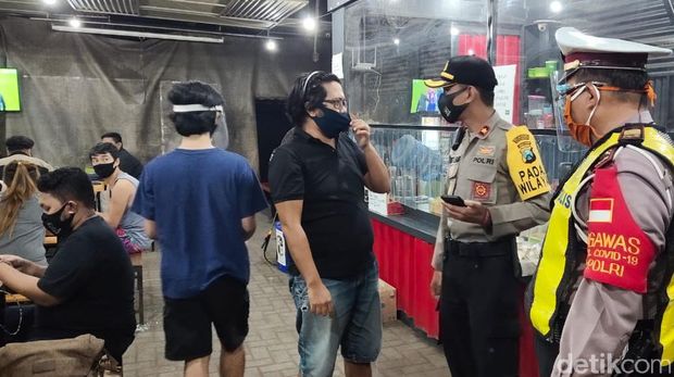 razia masker di warkop dan cafe