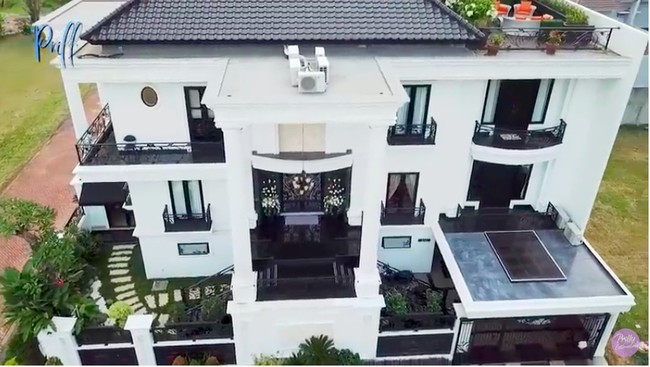 Demi menjawab rasa penasaran para penggemarnya, Prilly Latuconsinasi memberikan tur eksklusif rumah tersebut dalam sebuah video yang diunggah di YouTube-nya, Kamis (9/7/2020). Prilly mengatakan, rumah berlantai empat tersebut bergaya American-classic. Untuk tampilan depan rumah, nuansa monokrom dalam kombinasi hitam dan putih menjadi palet utama. (Foto: YouTube/Prilly Latuconsina)