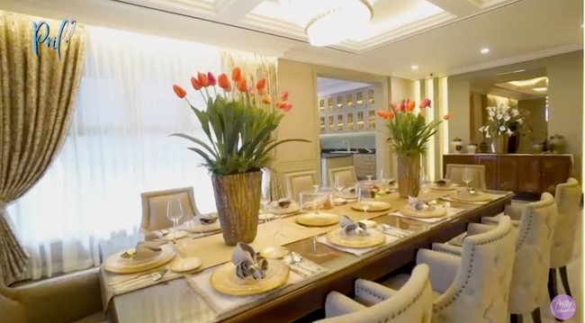 Kemewahan kian terasa ketika masuk ke ruang makan. Nah di ruang makan ini, sesuai request aku ke Mas Dityo, Mas, aku maunya berasa kayak makan di hotel, ungkap Prilly. Dan voila, jadilah sebuah ruang makan dengan interior bernuansa keemasan. (Foto: YouTube/Prilly Latuconsina)