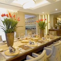 Kemewahan kian terasa ketika masuk ke ruang makan. Nah di ruang makan ini, sesuai request aku ke Mas Dityo, Mas, aku maunya berasa kayak makan di hotel, ungkap Prilly. Dan voila, jadilah sebuah ruang makan dengan interior bernuansa keemasan. (Foto: YouTube/Prilly Latuconsina)